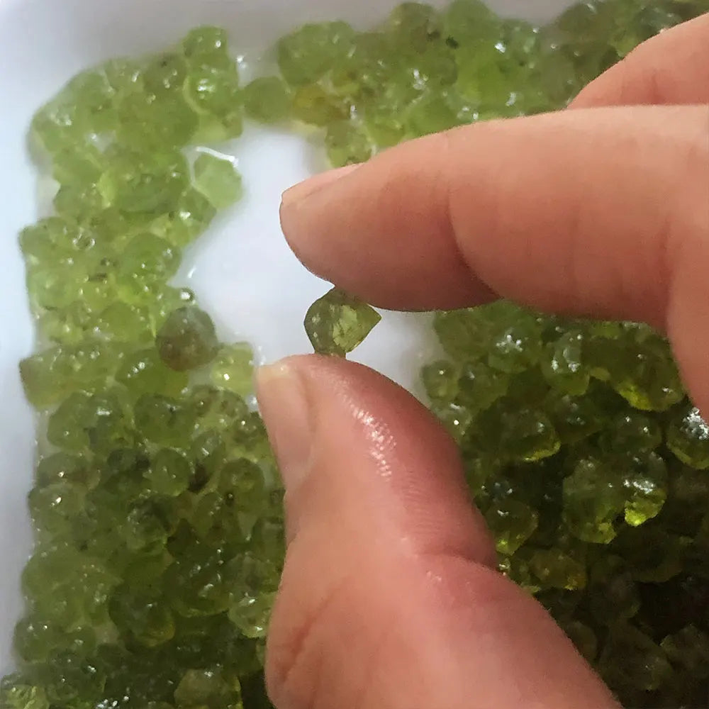 20g/Pack Natural Peridot Olivine Quartz Chips – Raw Gemstone Gravel for Healing, Decoration & Feng Shui - Image 2